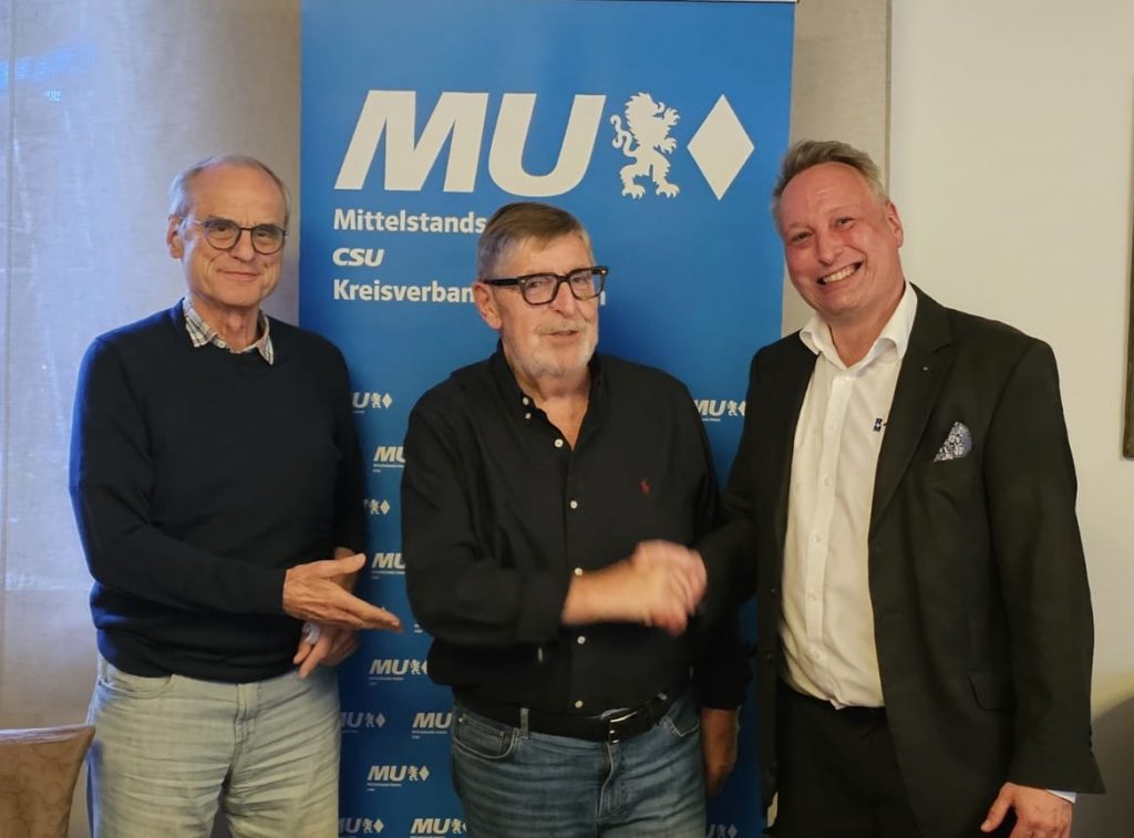Sehr gut gelaunt nach intensiven Diskussionen (von links nach rechts): MU Ehrenvorsitzender Christian Nowak, Dr. Gerhard Friedrich MdB a.D., MU Vorsitzender Dr. Robert Pfeffer
